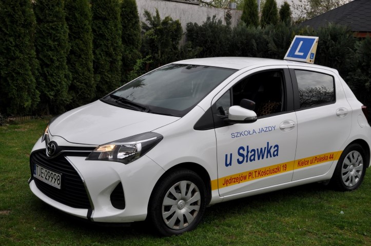 Biały samochód